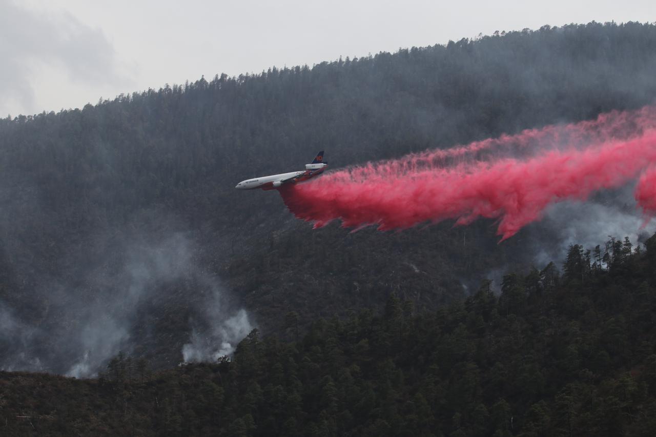 Inicia el avión DC-10 descargas para combatir el incendio en Arteaga
