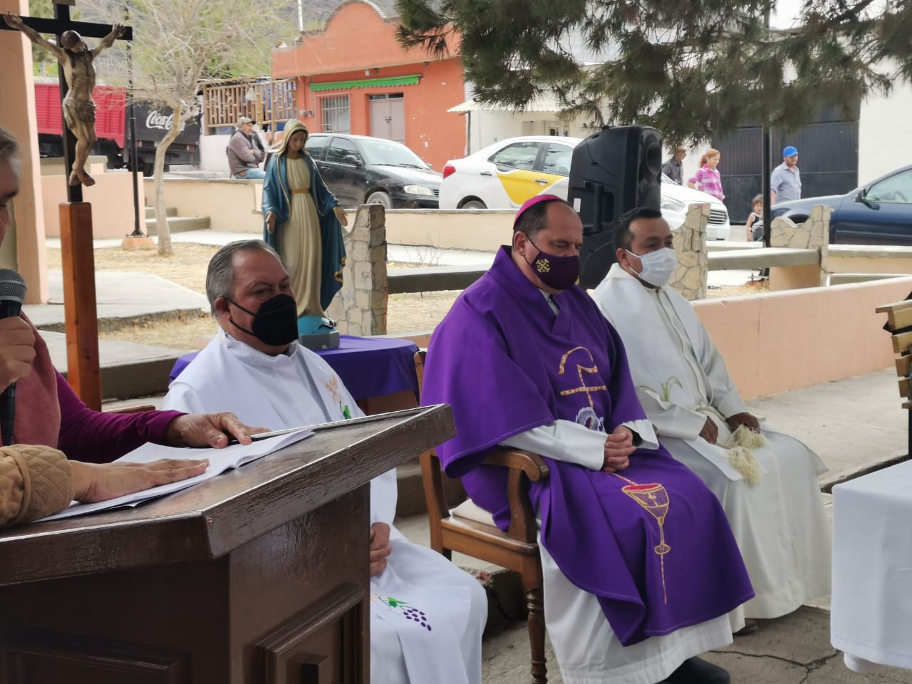Oficia Obispo González García misa en Los Lirios