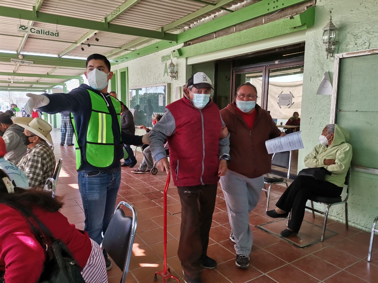 Abren módulos de inmunización anticovid a adultos mayores sin cita