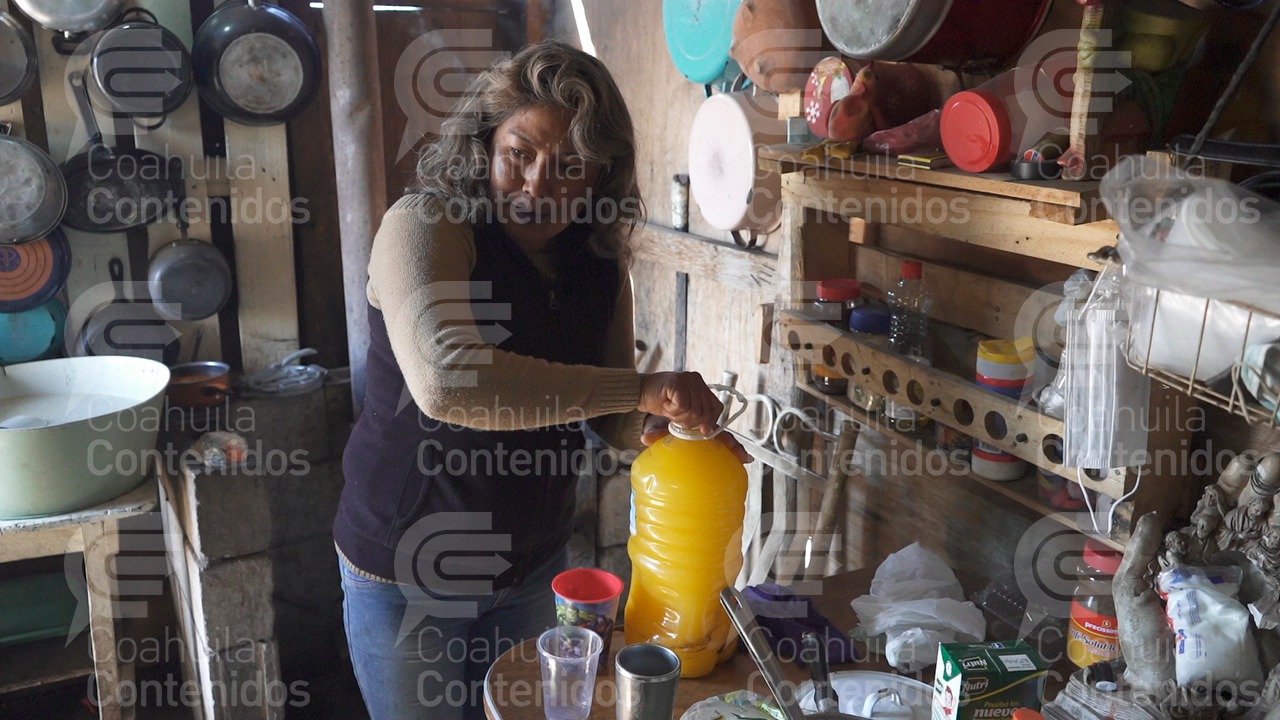 “Dios nos llena”; mujer de bajos  recursos que ayuda a migrantes