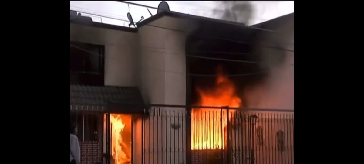 En Torreón, mujer se lanza de segundo piso tras incendio en su casa