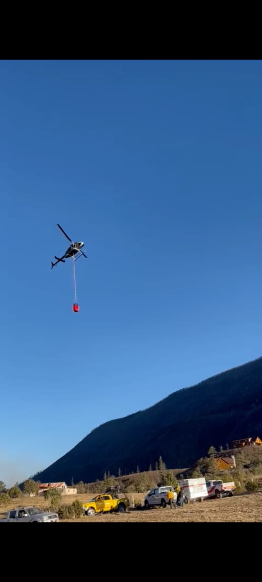 (VIDEO) Helicópteros del Gobierno del Estado combaten incendio