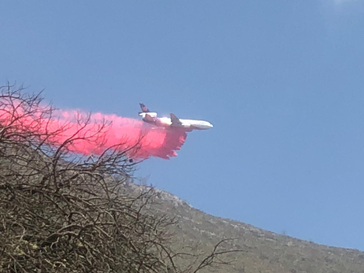 (VIDEOS) Inicia DC-10 con las descargas en el incendio de la Sierra de Artega.