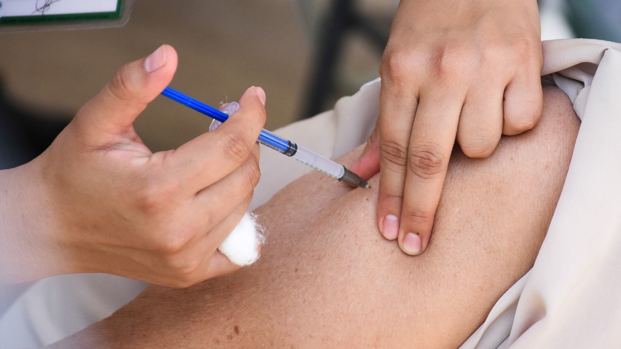 Inicia el martes vacunación a maestros en Coahuila