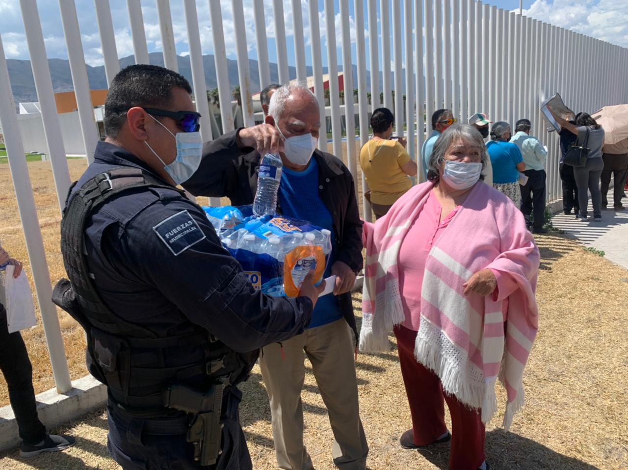 Policías de Saltillo ayudan a adultos mayores