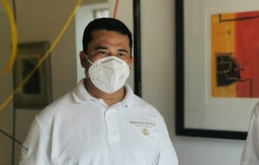 Niega gobierno federal muerte de adulto mayor mientras esperaba la vacuna