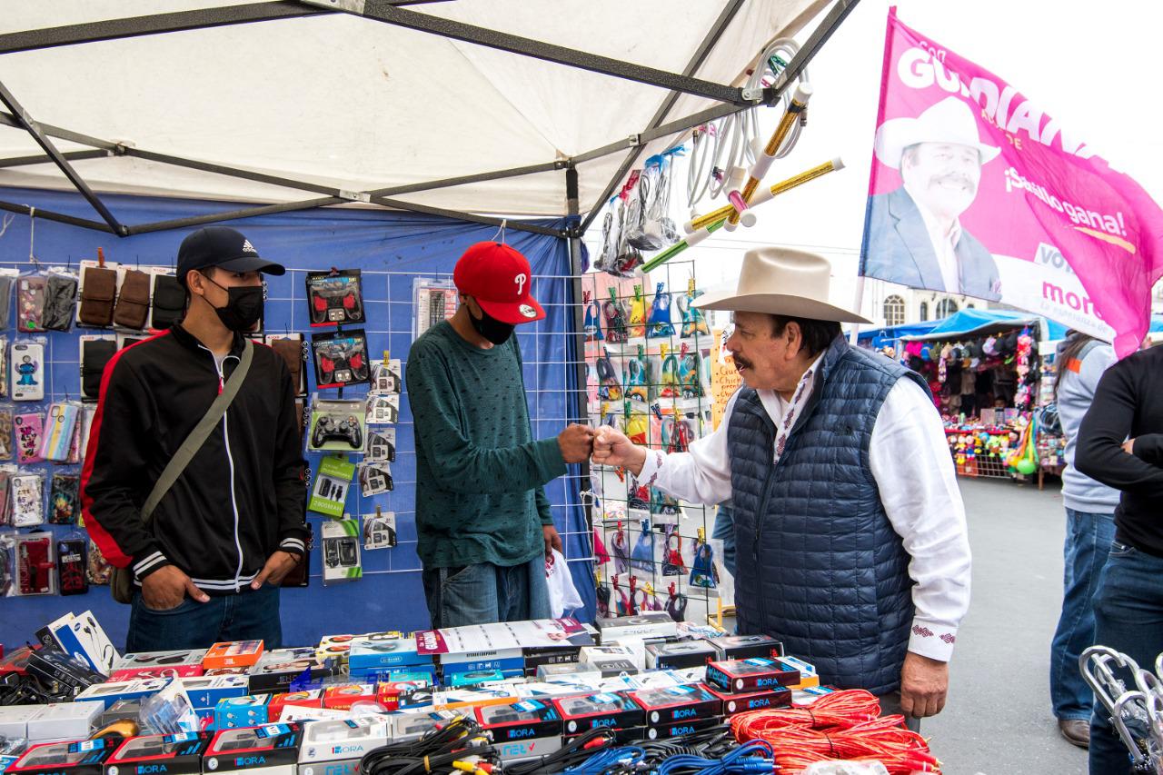 Recorre Guadiana el mercado de Mirasierra; promete más seguridad