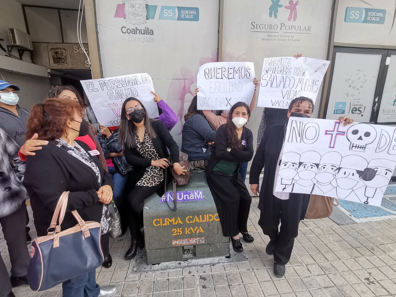 Exige personal administrativo de hospitales vacuna contra Covid-19