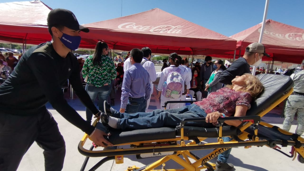 Se desmayan cuatro abuelitos en la espera de su segunda dosis vs Covid-19