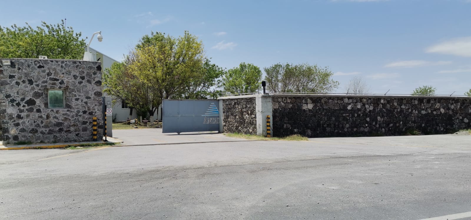 Aterriza Alonso Ancira por unos minutos en hangar aéreo de Frontera