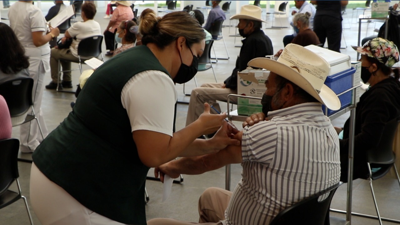 Aplican a adultos mayores segunda vacuna vs Covid