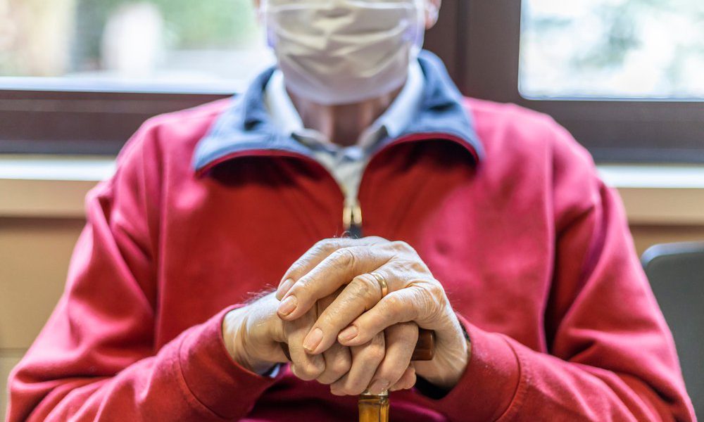 Llevan a 14 asilos brigada de vacunación anticovid