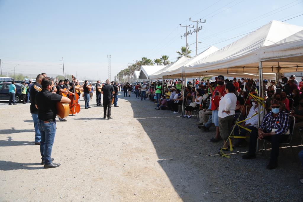Llevan serenata a adultos mayores que esperaban ser vacunados
