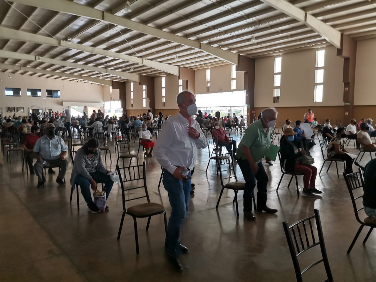 Abuelitos salen contentos tras ser inmunizados