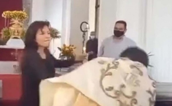 VIDEO: Mujer abofetea a sacerdote durante la misa del Jueves Santo.