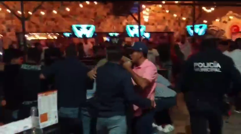 Video: Jóvenes protagonizan riña “pasional” en Paseo Morelos de Torreón