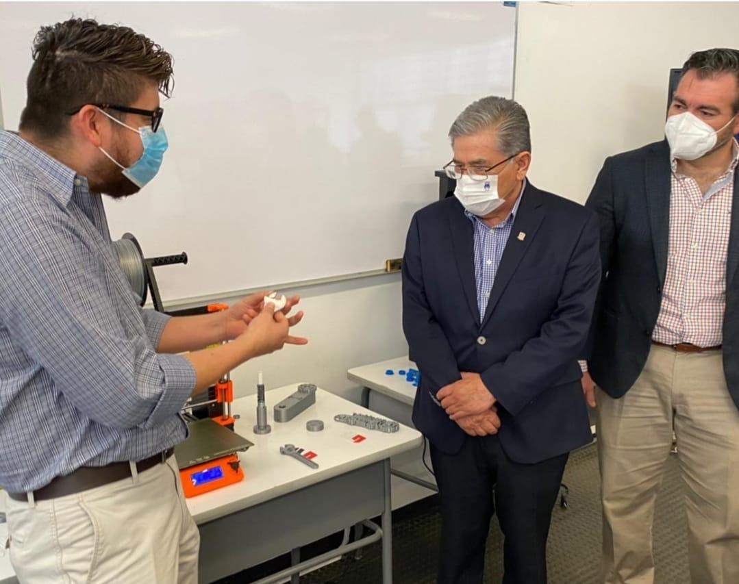 Entrega rector de la ua de c impresora 3D a Sistemas