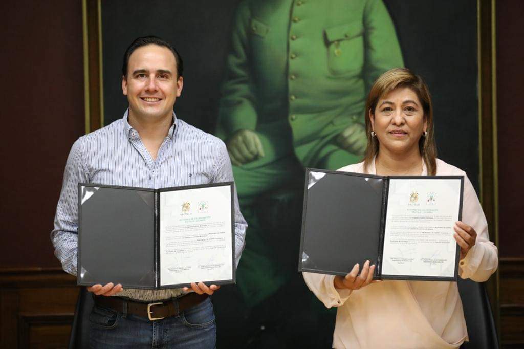 Firma Manolo convenio Saltillo Hermano con Ocampo