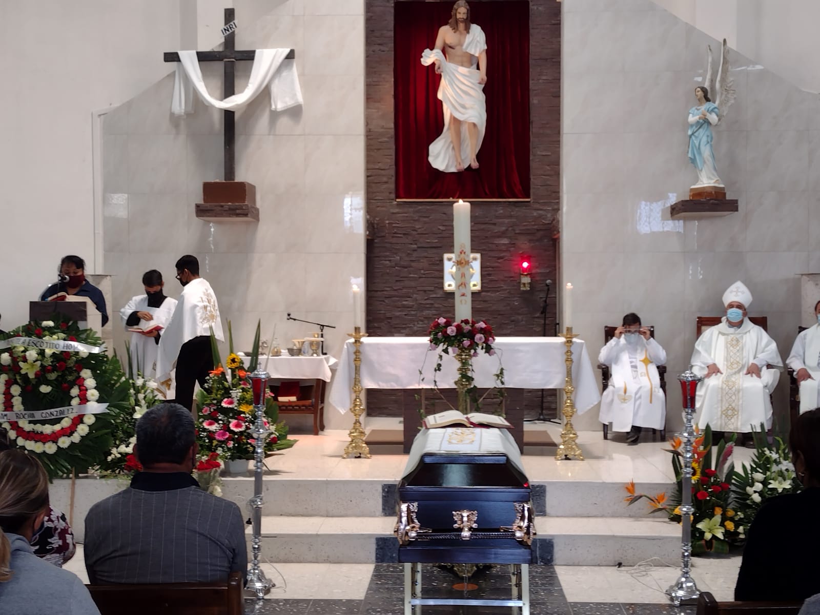 Despiden al padre Manuelito con una misa oficiada por el Obispo