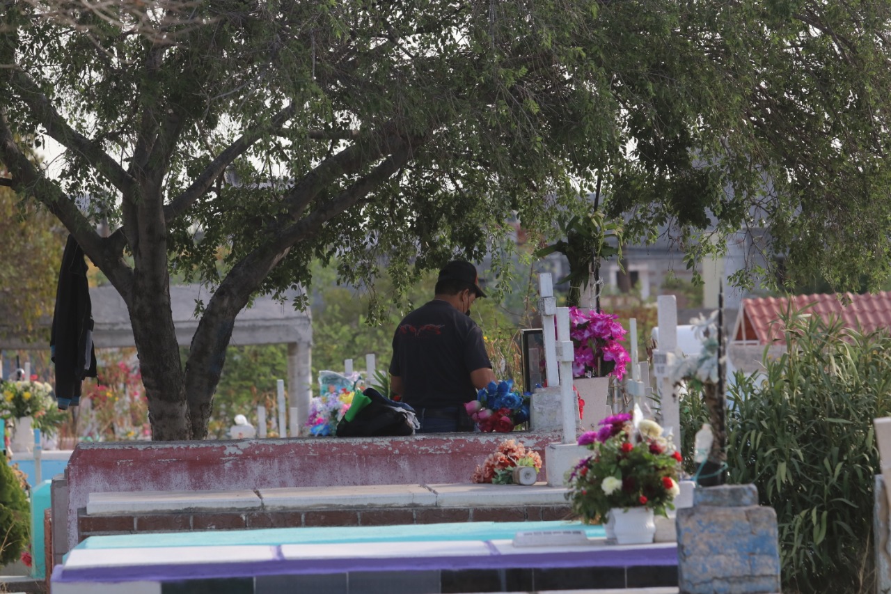 Celebran saltillenses el día de las madres en los panteones