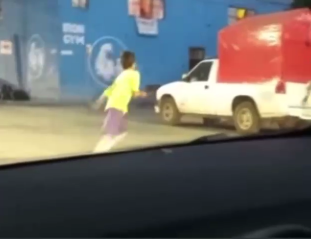 Video: Niños torean carros en Saltillo para “divertirse”