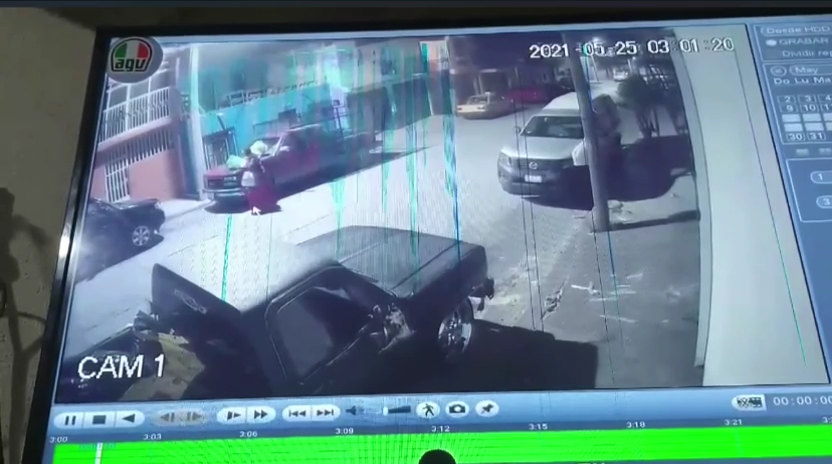 (Video) Graban a misteriosa mujer caminando de madrugada en calles de Saltillo