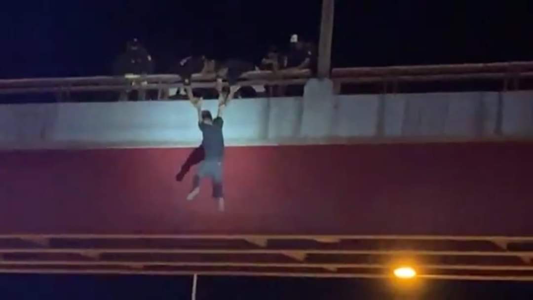 Salvan a suicida en Nueva Rosita: intentó tirarse de puente vehicular en la 57, a casi 5 metros de altura