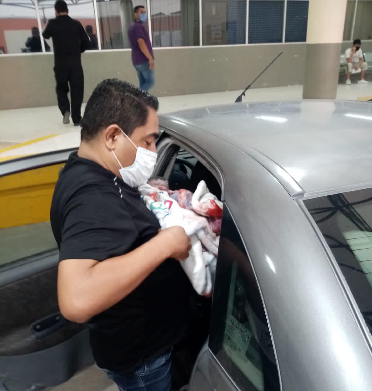 Mujer da a luz al interior de su auto en Torreón