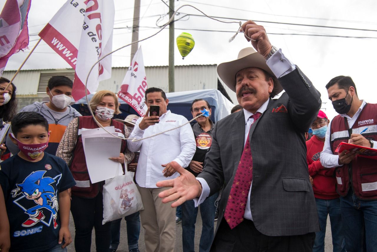 Lleva Armando Guadiana propuestas para el medio ambiente a familia de la colonia Vista Hermosa.