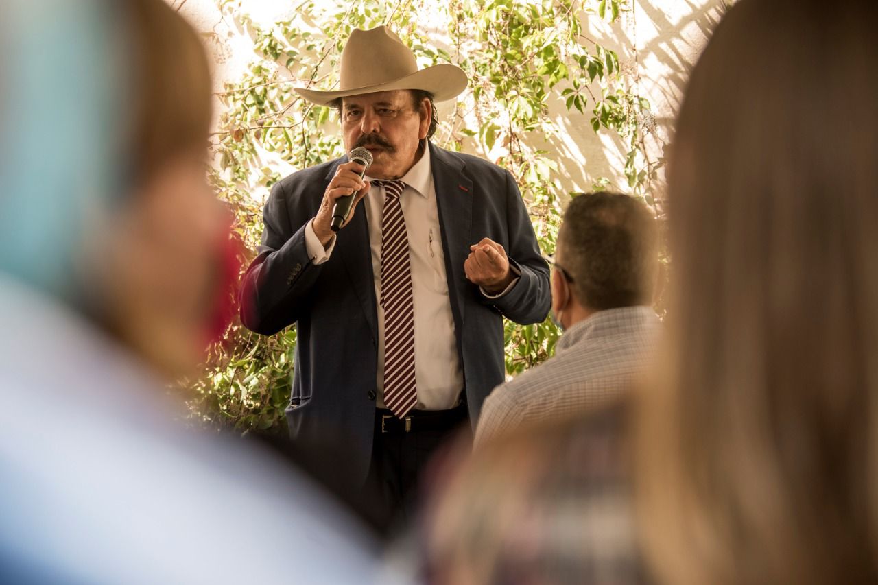 FELICITA ARMANDO GUADIANA A LOS MAESTROS; RECONOCE EL TRABAJO QUE REALIZAN POR SALTILLO