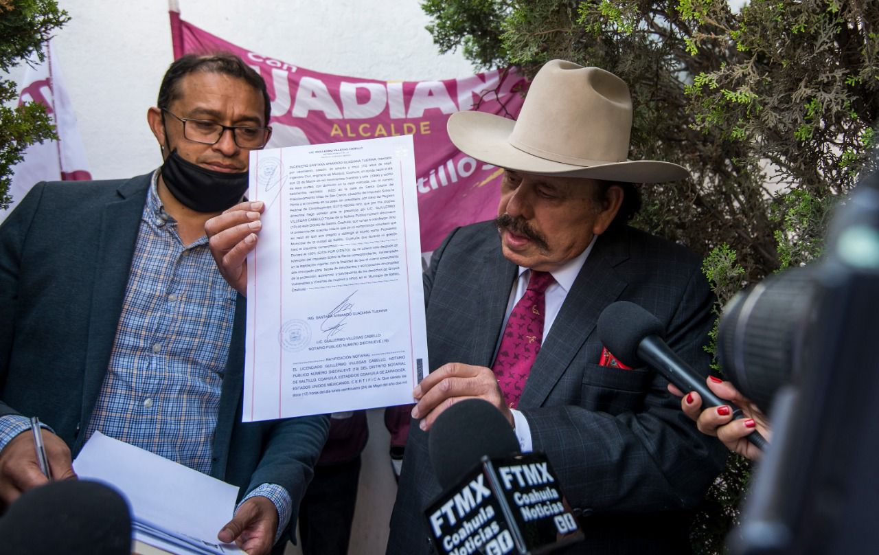 ARMANDO GUADIANA FIRMA ANTE NOTARIO LA DONACIÓN DE SU SUELDO COMO ALCALDE DE SALTILLO