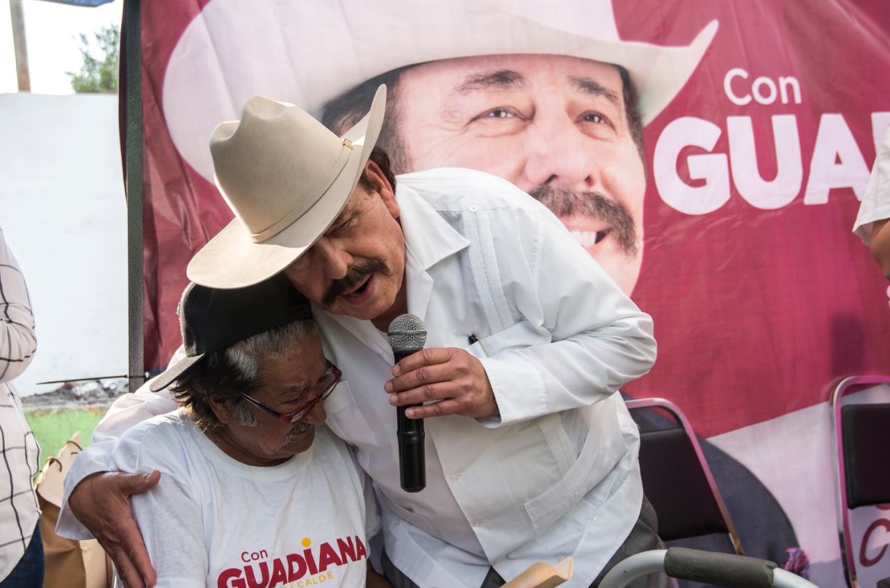 Armando Guadiana entrega sus propuestas a vecinos de la Guayulera; se compromete a tener un gobierno cercano a la gente