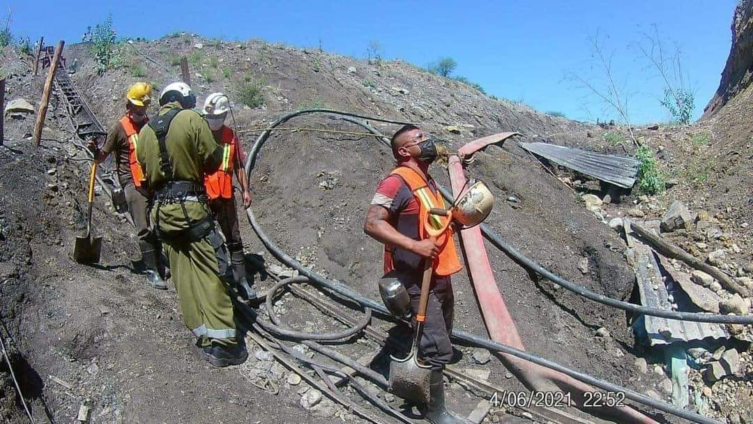Rescatan los cuerpos de dos mineros más; van seis recuperados
