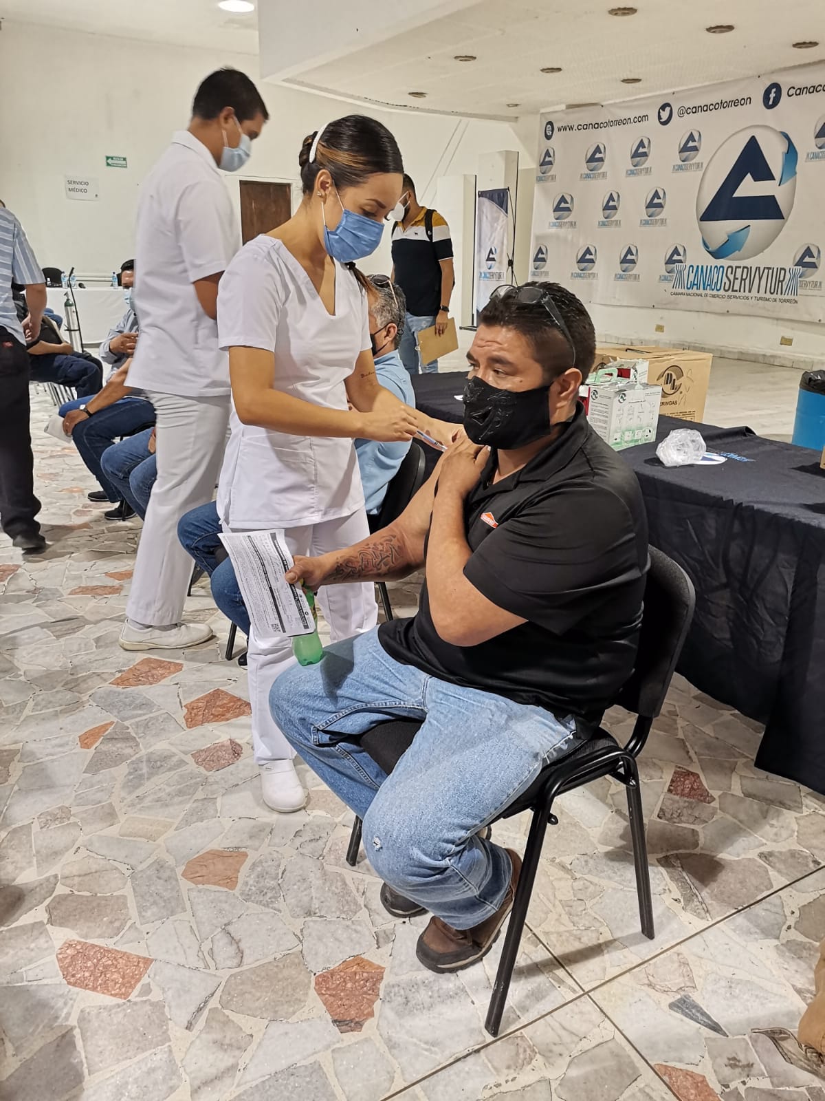 Vacunan a torreonenses del sector poniente en la Canaco