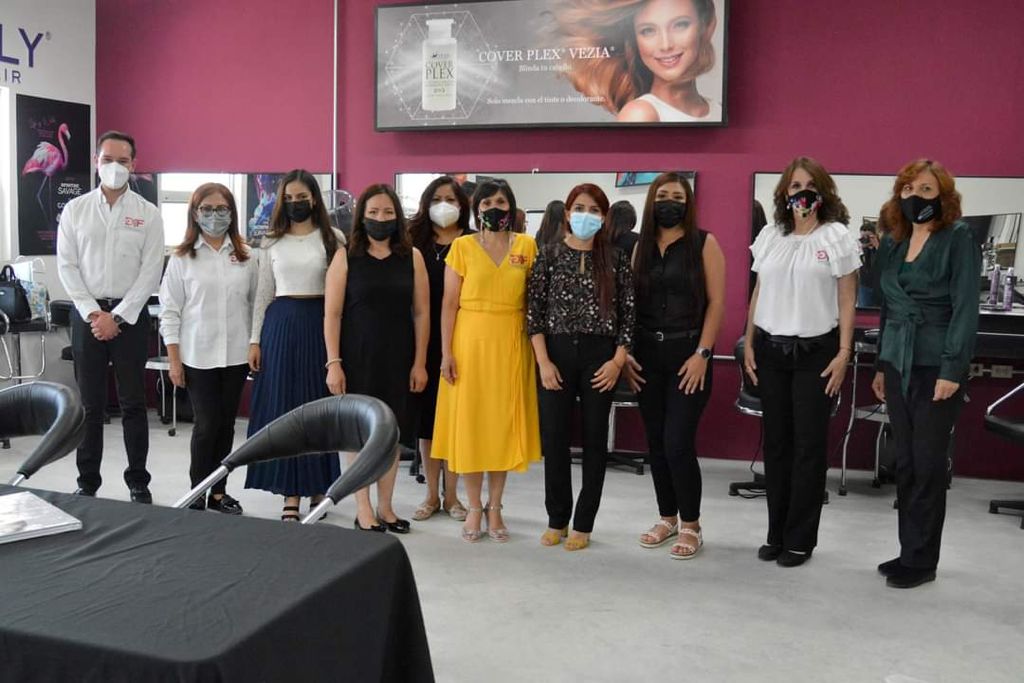 Se gradúan cientos de ciudadanos de los talleres del DIF Saltillo