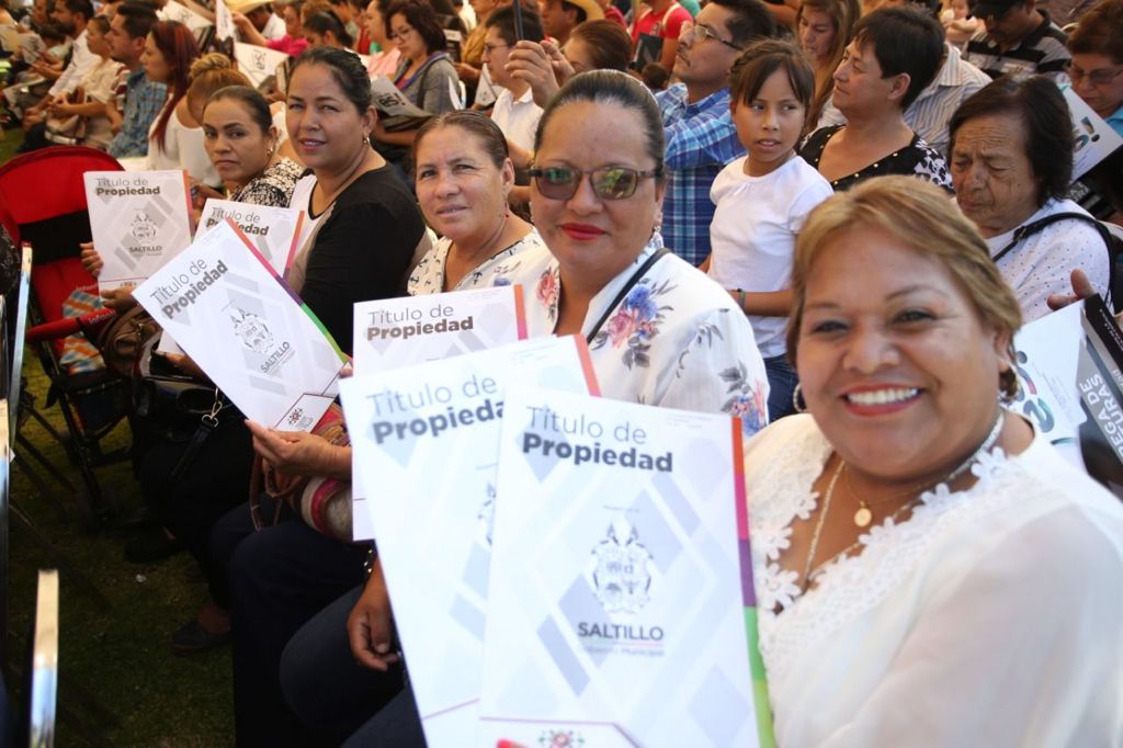 Continúa programa de escrituración en Saltillo