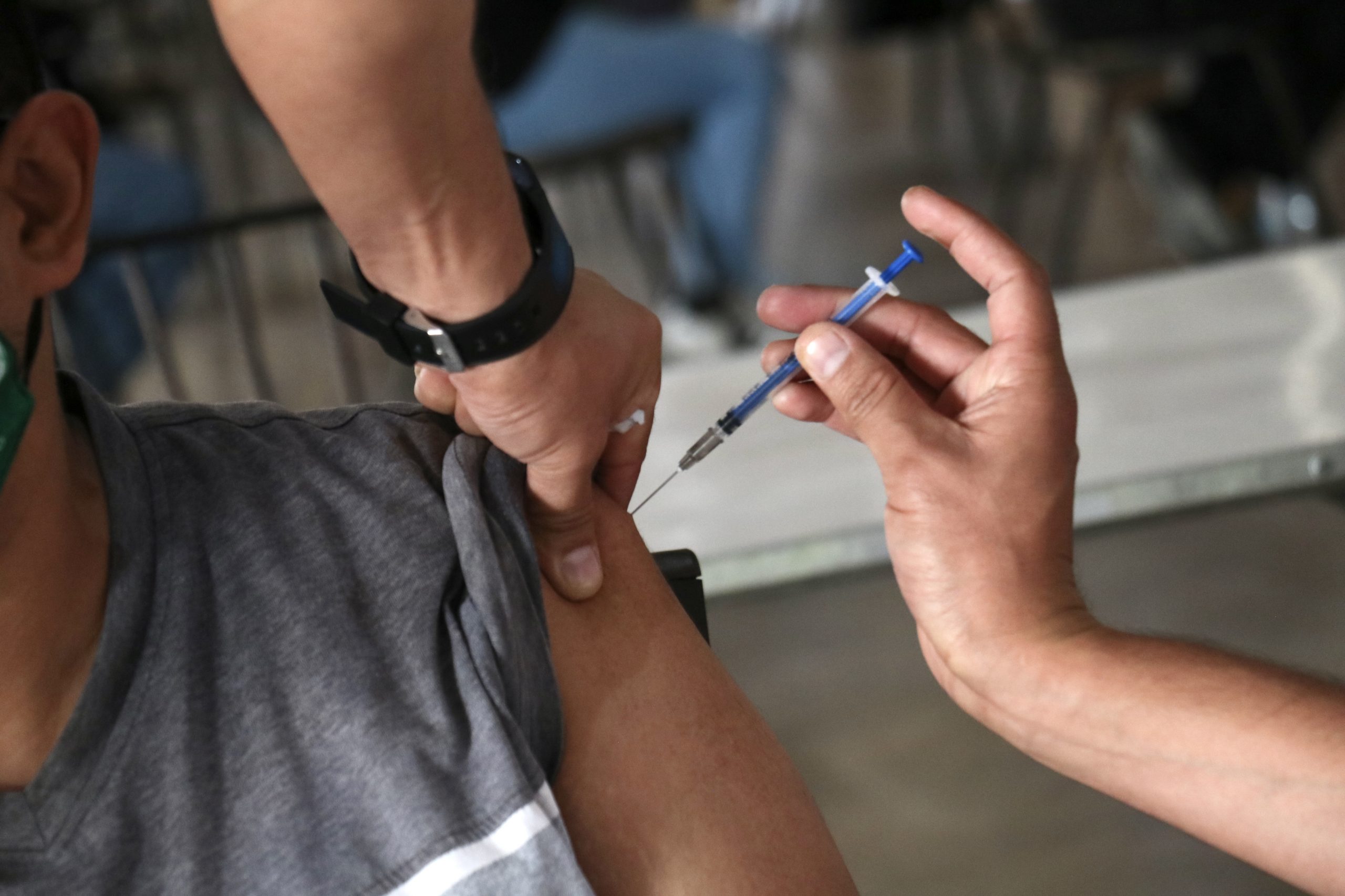 Federación deja sin vacunas a jóvenes