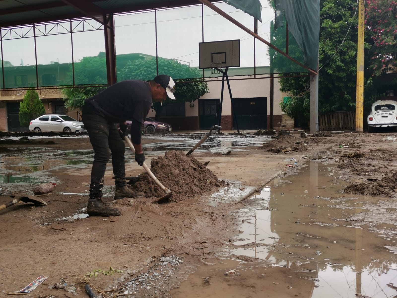 “Nomás pasan y se nos quedan viendo”; critican damnificados a Sedena