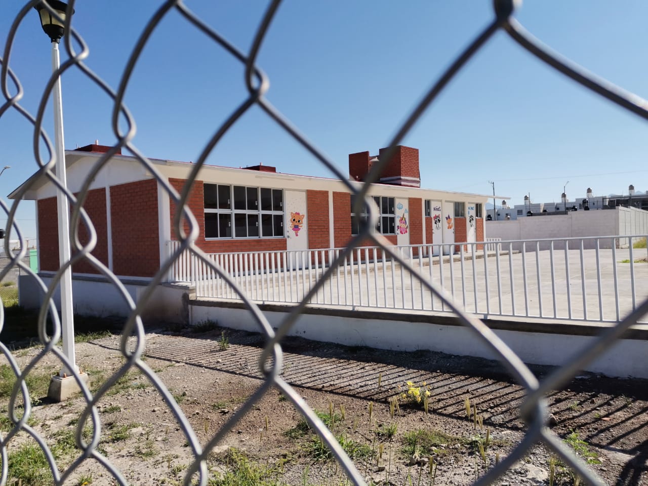 Padres de familia rehabilitan escuelas