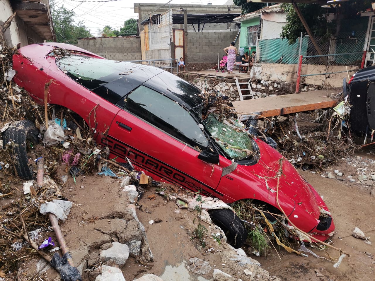 Vecinos salvan a mujer atrapada en inundación
