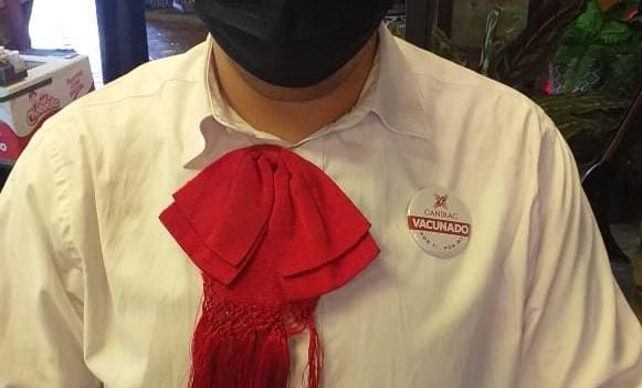 Identificarán a personal vacunado de restaurantes con botones