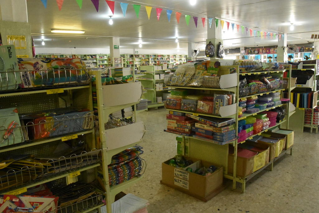 Papelerías están a la expectativa por regreso a clases