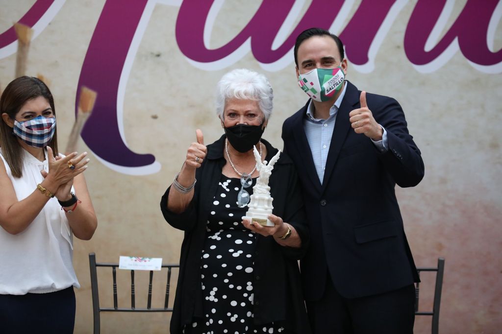 Entrega alcalde la Presea Manuel Acuña a Mercedes Murguía