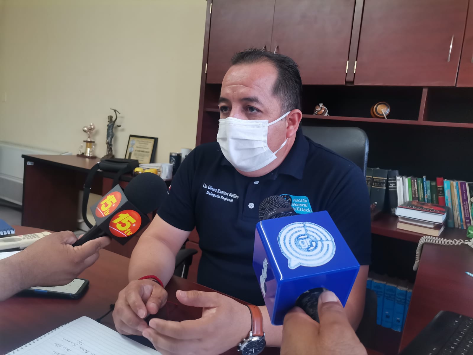 Investigan a mujer policía por quemarle las manos a su hijo de cinco años