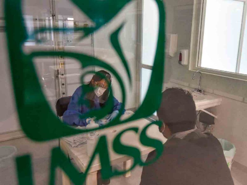 Denuncian venta de plazas en el IMSS