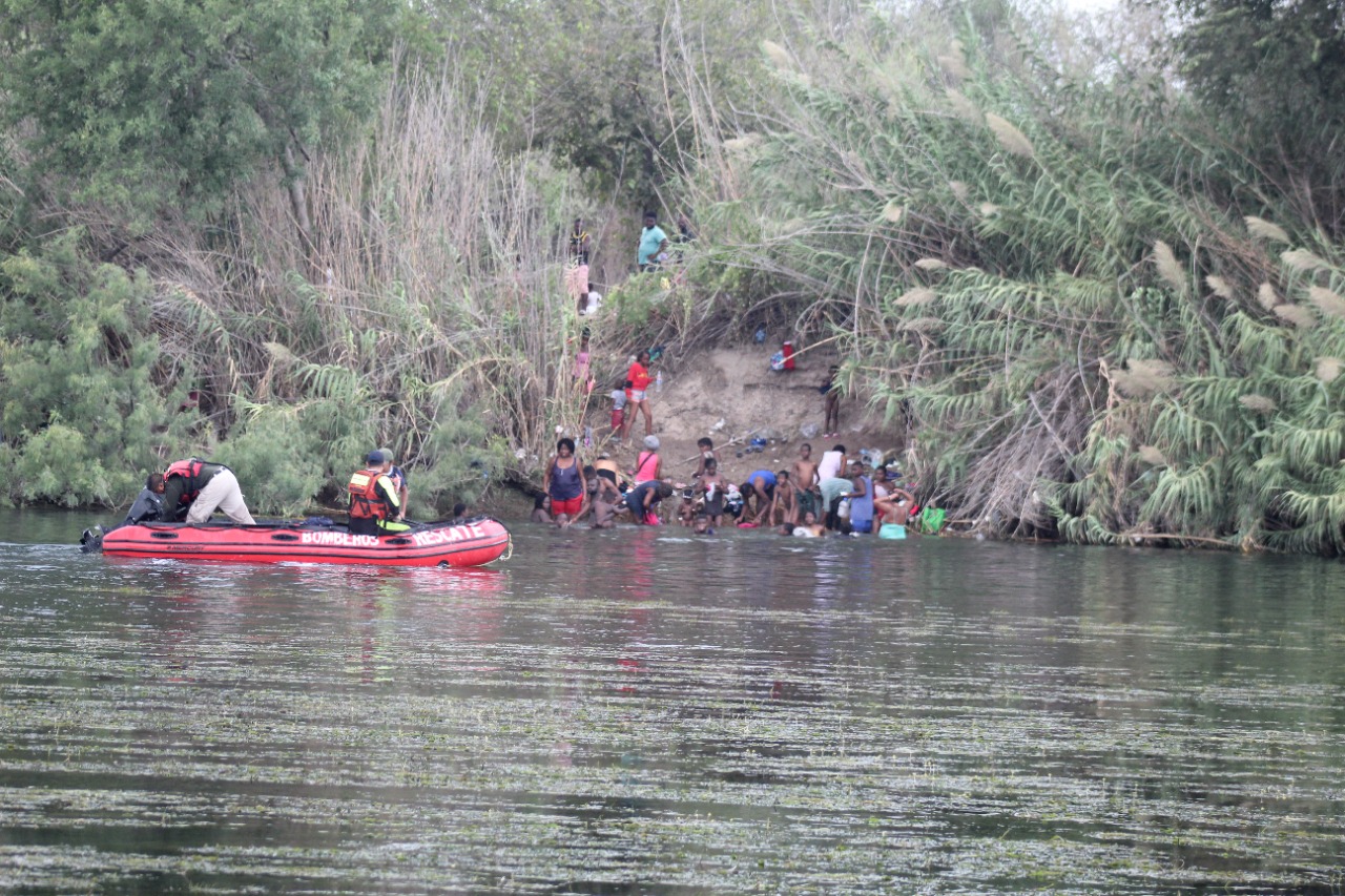 Se ‘traga’ el río Bravo a cuatro haitianos