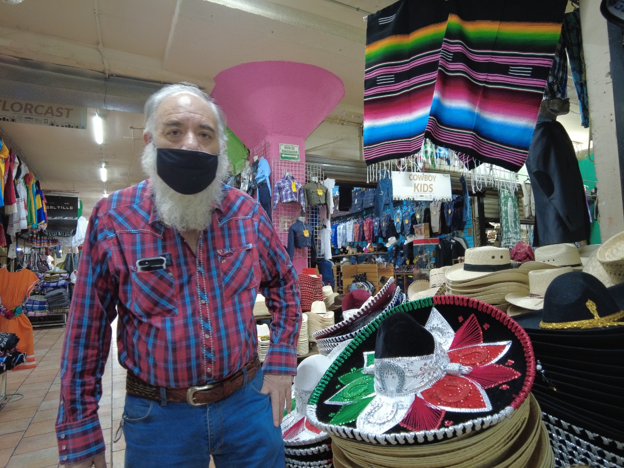 Juan Ángel Siller, 30 años vendiendo tradiciones