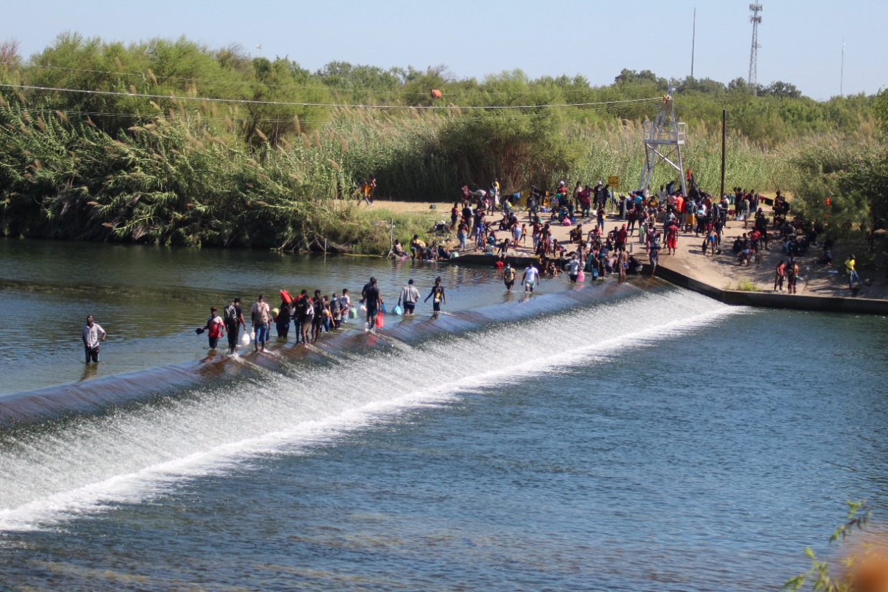 Caos en Acuña por ola de migrantes
