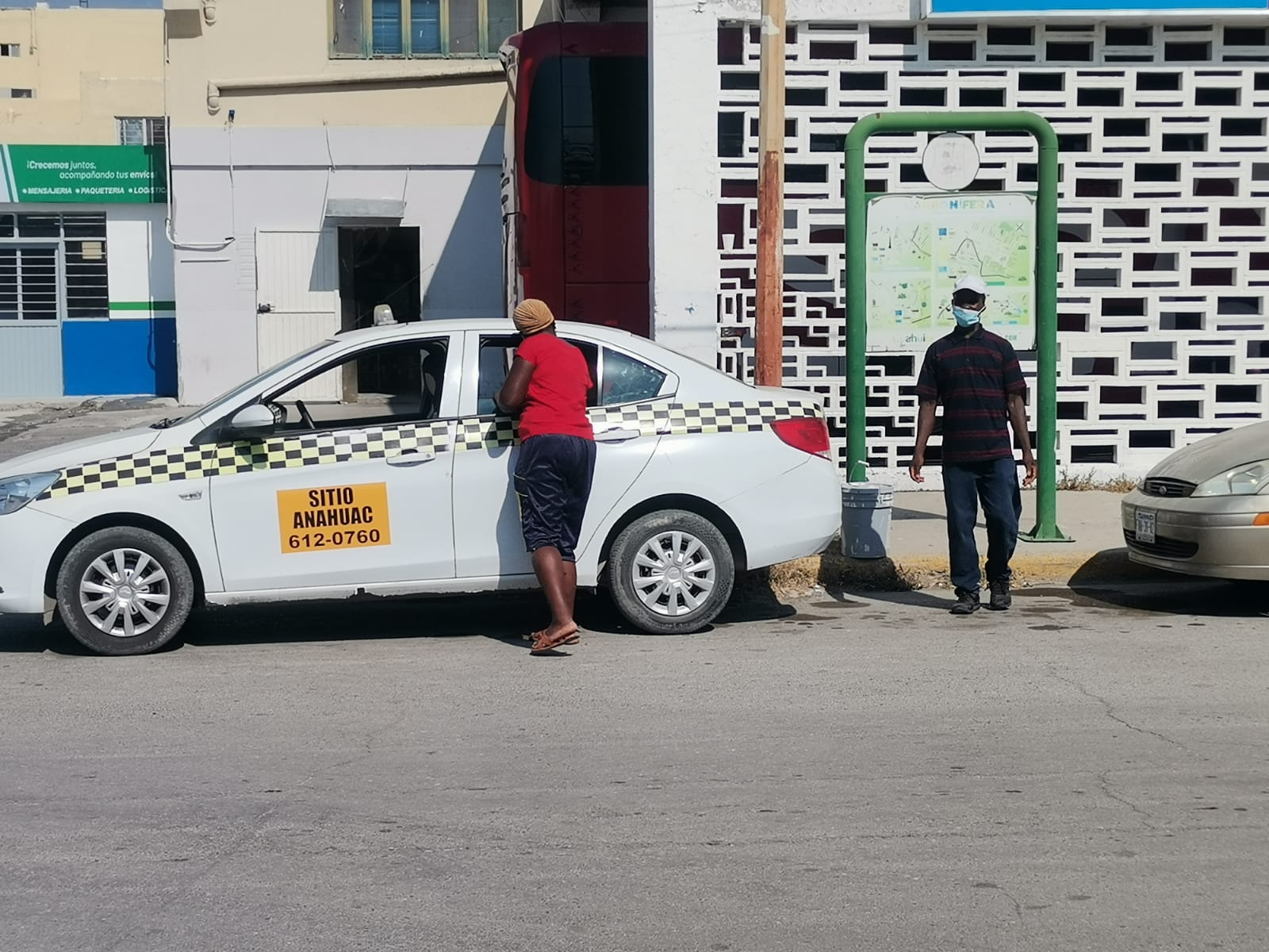 Detienen a taxistas de SLP en el estado por transportar a migrantes