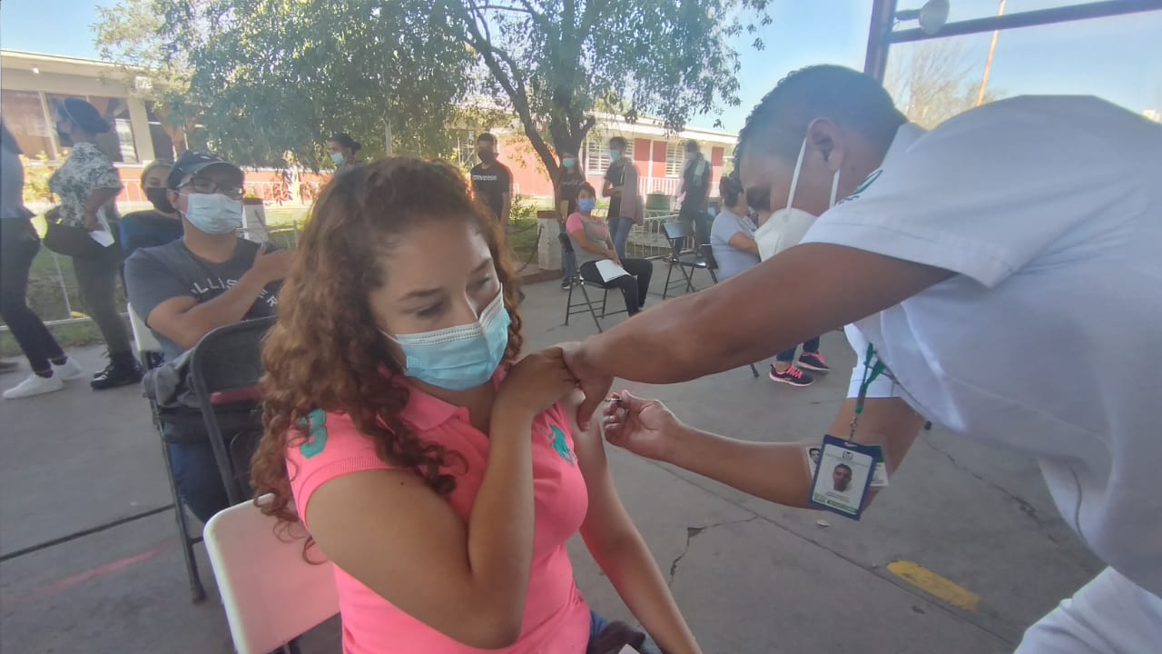 Bajo amparo federal se aplicó a menor de 16 años edad reactivo de Pfizer